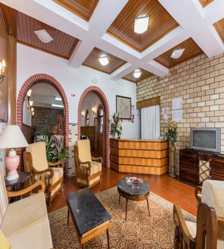 a living room with a couch and a table at Residencial Miramar in Quarteira