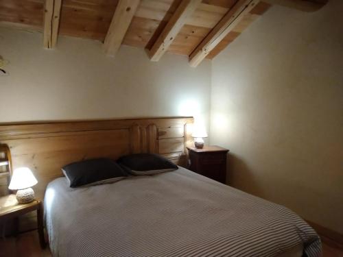 1 dormitorio con 1 cama con 2 mesitas de noche y 2 lámparas en Chalet Valloire, 5 pièces, 12 personnes - FR-1-263-533, en Valloire