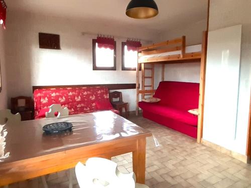 艾爾比蒙通的住宿－Studio Albiez-Montrond, 1 pièce, 4 personnes - FR-1-618-37，客厅配有红色的床和双层床。