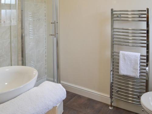 ein Bad mit einer Dusche und einem Waschbecken in der Unterkunft Cranford House in Woolfardisworthy