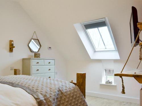 a bedroom with a bed and a window at ow Do - Uk11446 in Skipsea
