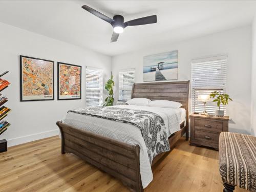 a bedroom with a bed and a ceiling fan at Cozy Arlington Bungalow 4/Mins to AT&T Stadium in Arlington
