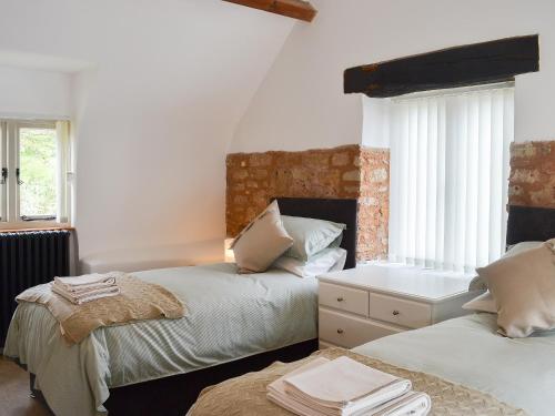 sypialnia z 2 łóżkami i oknem w obiekcie Fair Maid w mieście Kentisbeare