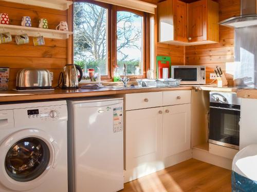 A kitchen or kitchenette at Ty Glan Mor the Beach House