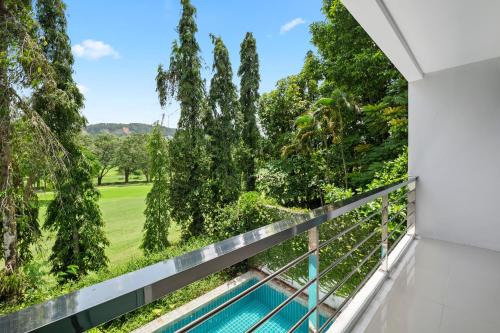 Вид на бассейн в 4 bedrooms & bathroom for up to 12 guests 7kms to Patong beach at The Fairways golf villas или окрестностях