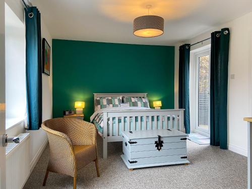 sypialnia z łóżkiem i zieloną ścianą w obiekcie Sleepy Willow w mieście Little Snoring