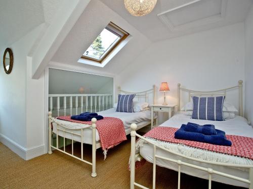two beds in a attic bedroom with a skylight at Anchor Loft in Fowey