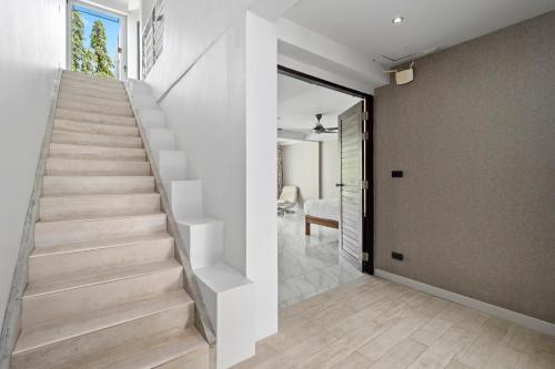 Φωτογραφία από το άλμπουμ του The Fairways Villas - 5 bedrooms & bathroom for up to 14 guests 7kms to Patong σε Kathu