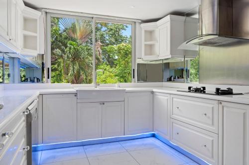 Η κουζίνα ή μικρή κουζίνα στο The Fairways Villas - 5 bedrooms & bathroom for up to 14 guests 7kms to Patong