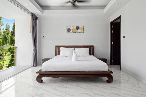 Ένα ή περισσότερα κρεβάτια σε δωμάτιο στο The Fairways Villas - 5 bedrooms & bathroom for up to 14 guests 7kms to Patong