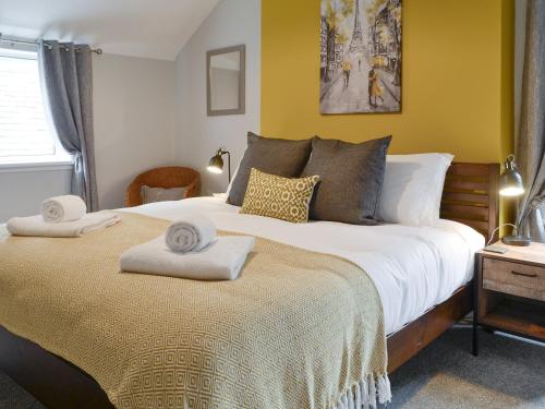 1 dormitorio con 1 cama grande y 2 toallas. en Buckle House en Gatehouse of Fleet