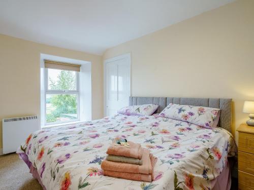 un dormitorio con una cama con un animal de peluche en Margaret House, en Chirnside