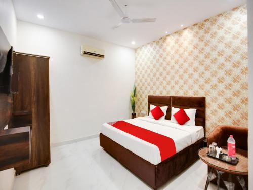 1 dormitorio con cama, sofá y mesa en OYO Flagship Golden A, en Ludhiana