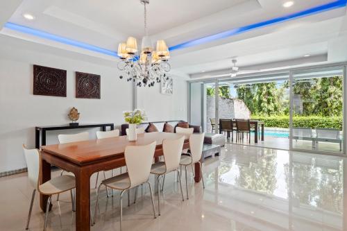Πισίνα στο ή κοντά στο The Fairways Villas - 5 bedrooms & bathroom for up to 14 guests 7kms to Patong