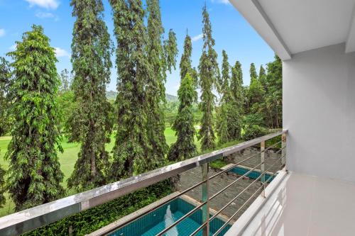 Μπαλκόνι ή βεράντα στο The Fairways Villas - 5 bedrooms & bathroom for up to 14 guests 7kms to Patong