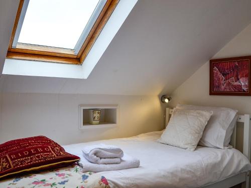 een slaapkamer met een bed en een raam bij Ruach in Gardenstown