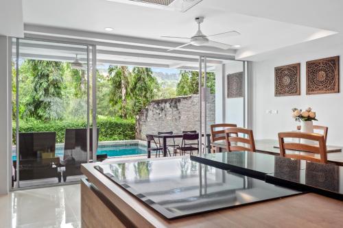Χώρος καθιστικού στο The Fairways Villas - 5 bedrooms & bathroom for up to 14 guests 7kms to Patong