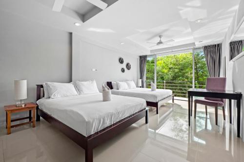 Ένα ή περισσότερα κρεβάτια σε δωμάτιο στο The Fairways Villas - 5 bedrooms & bathroom for up to 14 guests 7kms to Patong