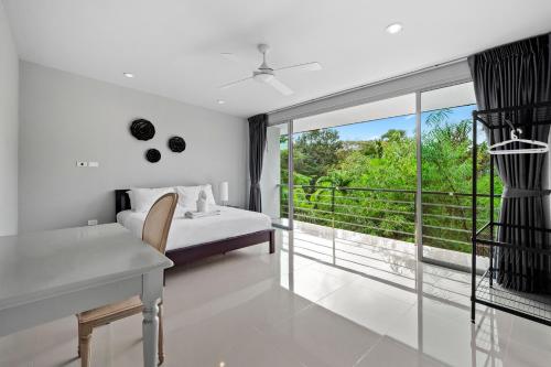 Μπαλκόνι ή βεράντα στο The Fairways Villas - 5 bedrooms & bathroom for up to 14 guests 7kms to Patong