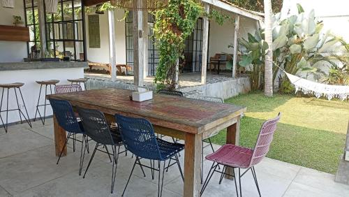 une table en bois avec des chaises et une table, ainsi qu'une terrasse. dans l'établissement Sunmoonstarvillas Yogyakarta, à Jarakan