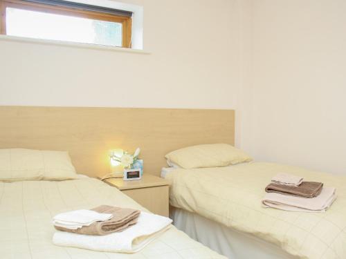 two beds sitting next to each other in a bedroom at Sandhole Barn in Snodland