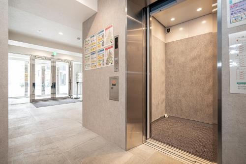 a lobby with a elevator in a building at ZAITO Tokyo Skytree Yokokawa III 錦糸町駅から徒歩９分 in Tokyo