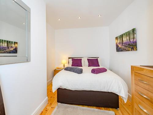 1 dormitorio con 1 cama grande con almohadas moradas en The Granary - Uk11719, en Broomfield