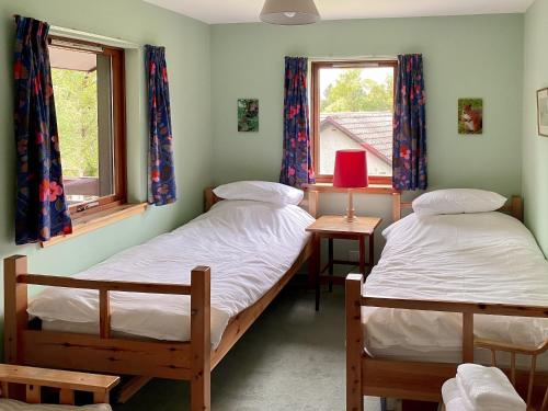Insh的住宿－津塔洛克度假屋，带窗户的客房内设有两张单人床。