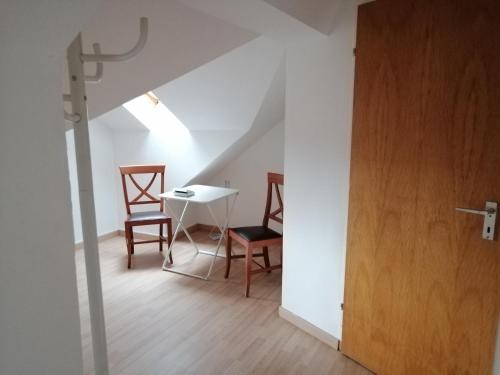 - une chambre avec une table, des chaises et une porte dans l'établissement Zimmervermietung Gasthof Lamm, Zugang selbstständig über Schlüsseltresor, à Dettingen unter Teck