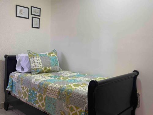 提華納的住宿－Departamento céntrico，一张位于客房角落的床位,配有一张带枕头的床