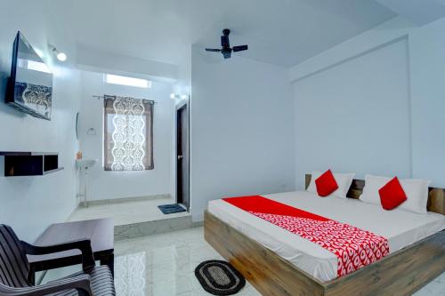 een slaapkamer met een bed en een stoel erin bij OYO Flagship The New View Hotel in Rānchī