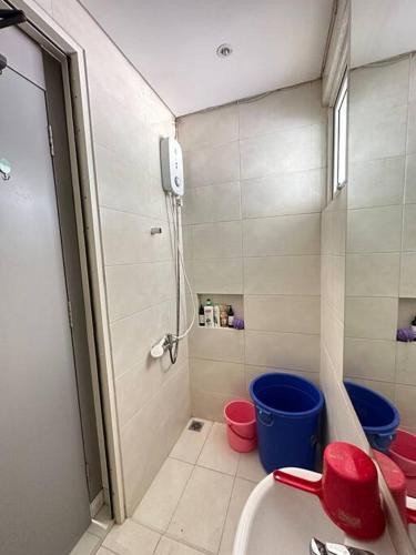 baño pequeño con ducha y lavamanos en Private Cozy House in Pakuwon, en Surabaya