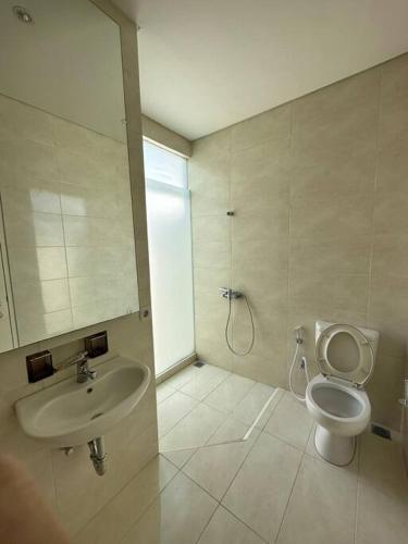 ein Bad mit einem Waschbecken und einem WC in der Unterkunft Private Cozy House in Pakuwon in Surabaya