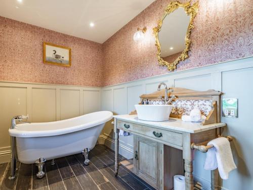 La salle de bains est pourvue d'une baignoire et d'un lavabo. dans l'établissement Buryemwick, à Timble