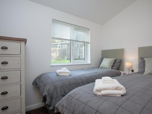 Duas camas num quarto com toalhas brancas em Moornook 7-uk36703 em Newton Abbot
