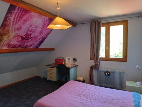 Fruges的住宿－Room in BB - Lit 2 Personnes Avec Un Grand Bureau，一间卧室配有一张床、一张书桌和一个窗户。