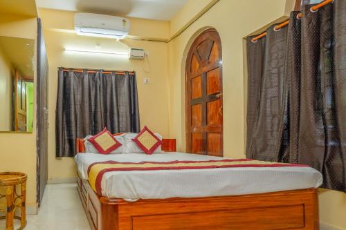Schlafzimmer mit einem Bett und einem Fenster in der Unterkunft A&A BNB in Port Blair
