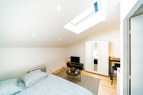 un salon avec un lit et une table dans l'établissement Le Palo Alto - Joli studio rénové, à Oullins