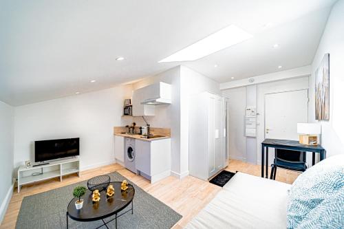 un salon avec un canapé et une table dans l'établissement Le Californie - Agréable studio - Oullins, à Oullins