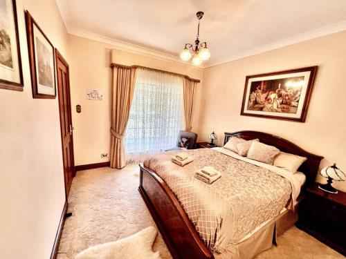 1 dormitorio con cama y ventana grande en Oasis of Hope - Guest Wing, en Upper Orara