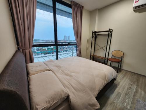 1 dormitorio con cama y ventana grande en Kuching Prime Location Emporium - Nordict Retrett - 10 Pax, en Kuching