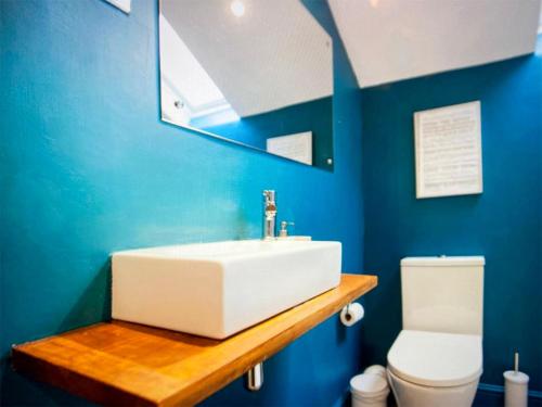 uma casa de banho com um lavatório e um WC em Secret View Cottage em Terrington