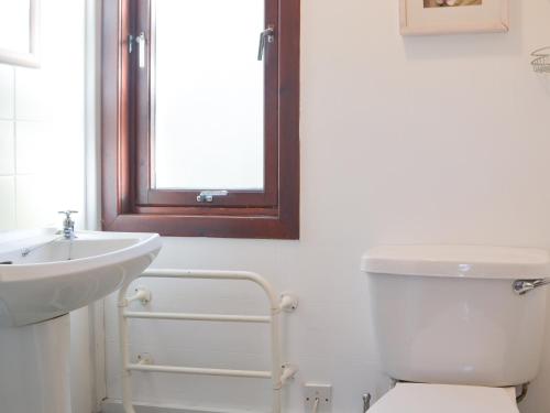 baño con lavabo y aseo y ventana en Chalet 1 - Uk30302 en Tore