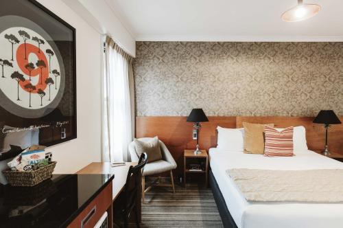 The State Hotel tesisinde bir odada yatak veya yataklar