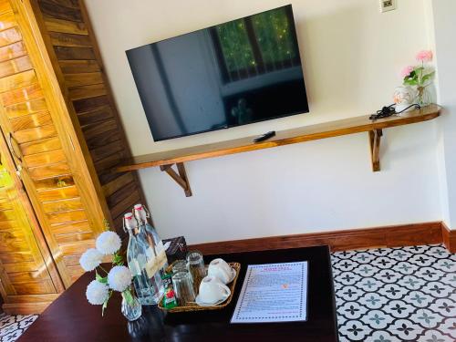 A television and/or entertainment centre at DOJI Homestay