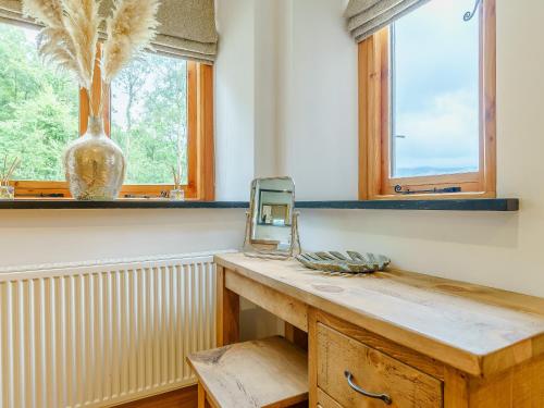 cocina con encimera de madera y ventana en Herdwick View - Uk33668 en Bassenthwaite Lake
