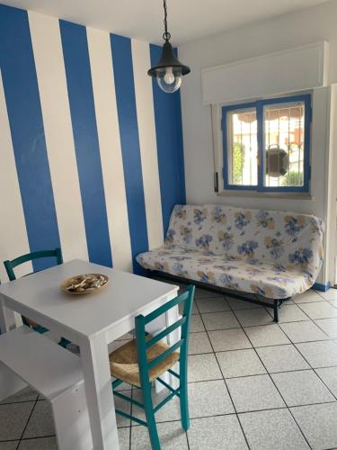 ein Wohnzimmer mit einem Tisch und einem Sofa in der Unterkunft casa in riva al lago Diletta Spiti in Castelletto sopra Ticino