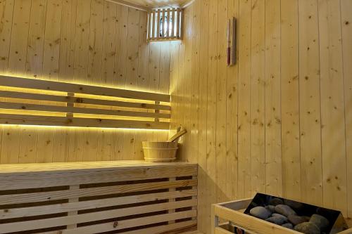 Lanura Apartments and Hotel في مدينة هوشي منه: ساونا بجدران خشبية وصندوق خشبي من الصخور