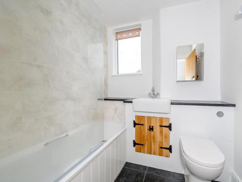 a bathroom with a toilet and a sink and a tub at The Granary - Uk11719 in Broomfield