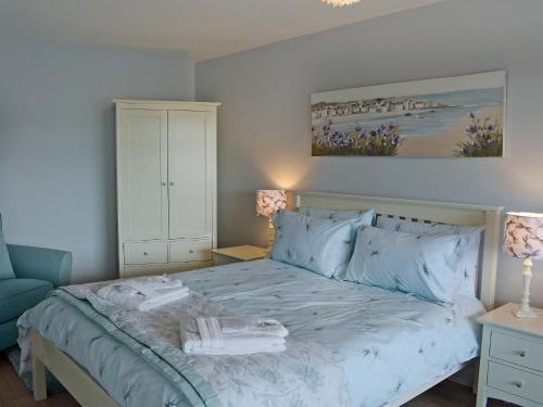 1 dormitorio con 1 cama con toallas en Stinchar View, en Ballantrae